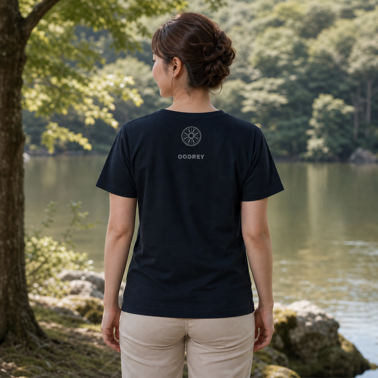 OODREY 光 #2 / Light #2 calligraphy art T-shirt, navy — product and styling image 4